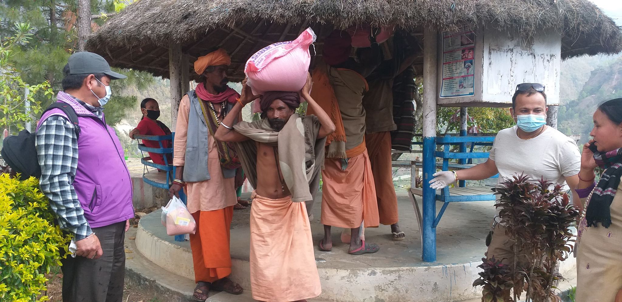 वडा कार्यालय परिसरबाट राहत लिएर निस्किँदै गरेका जोगीहरु । तस्विर सौजन्यः धनबहादुर परियार